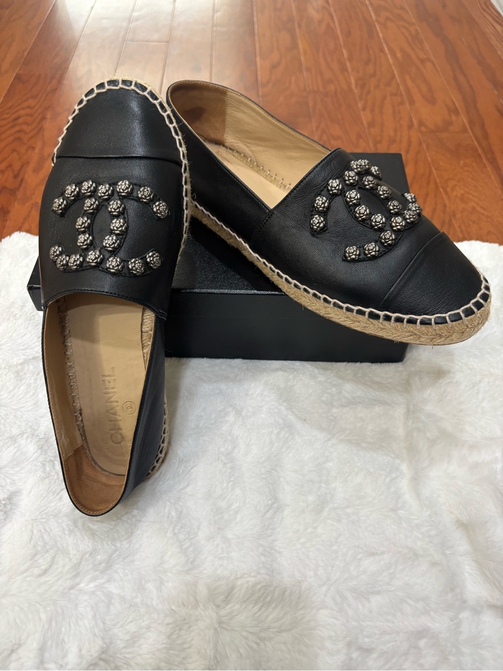 Pre-owned CHANEL Black Leather Espadrille Flats with Embellished CC - Picture 2 of 16